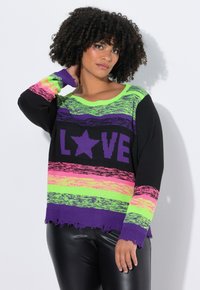 Pull en tricot avec une base noire et des rayures horizontales vives en rose, vert et violet. Comprend le mot "LOVE" et une étoile en violet. Finition texturée.
