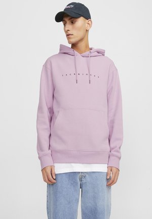 Lys lilla hoodie med snoretræk og frontlomme, med "JACK & JONES" trykt i sort. Sammen med lyseblå denim jeans.