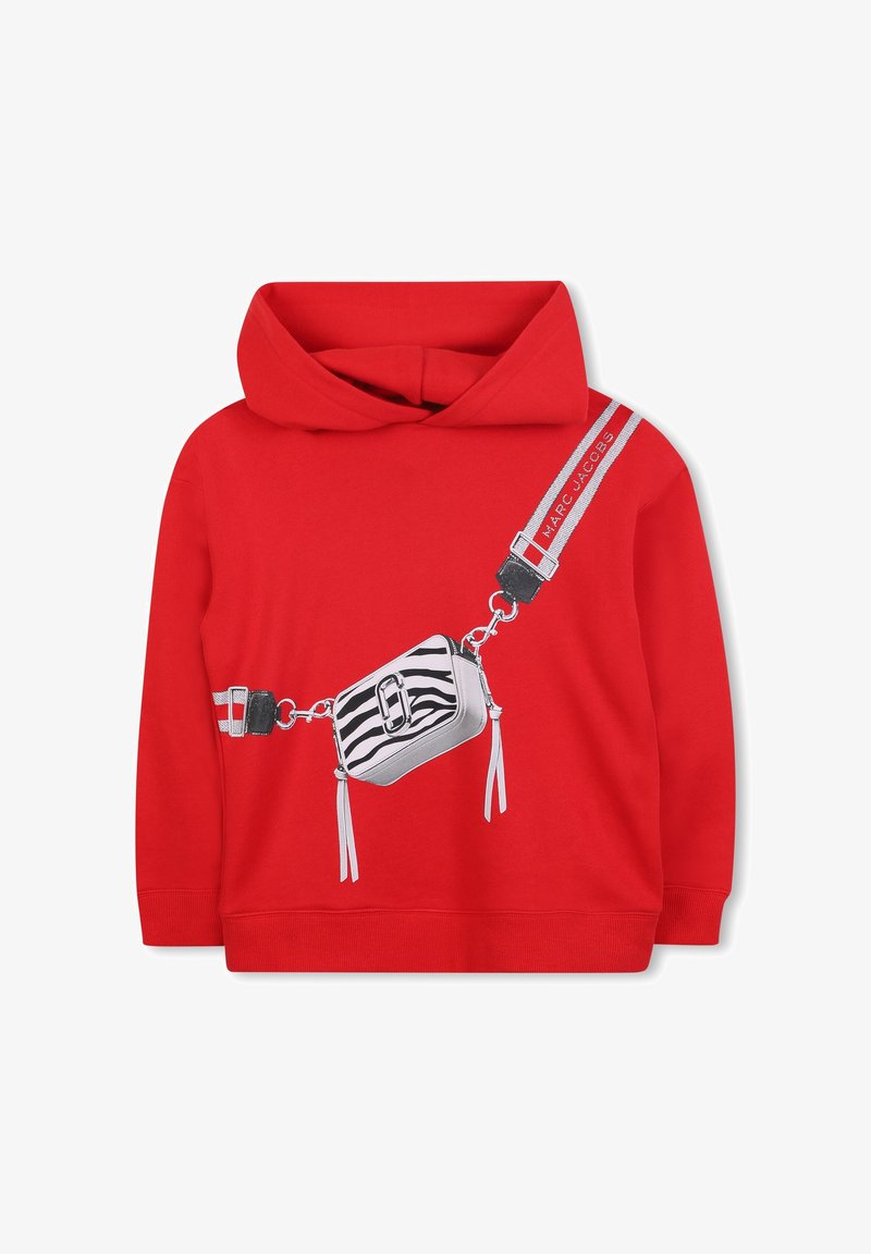 Červená mikina s kapucňou zdobená grafikou striebornom prúžkovaného vaku na popruhu s dvoma strapcami. Mäkká textúra, neformálny dizajn a voľný strih.