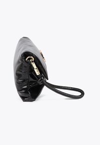 Crna sintetička torbica sa sjajnom površinom, zaobljenog oblika, s dekorativnim zlatnim detaljem. Ima naramenicu za lakše nošenje.