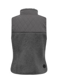 Grå quiltet vest har en fleece nederst, høy krage og en rund logodetalj nederst til høyre. Teksturen er myk og koselig.