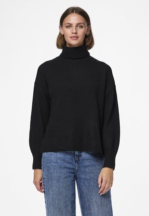 Pull à col roulé noir avec une coupe décontractée, ourlet et poignets côtelés, et texture douce. Porté par-dessus un jean en denim bleu à jambe droite.