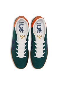 Grüne und marineblaue Wildledersneaker mit weißen Schnürsenkeln, orangefarbenen Akzenten und einer Gummisohle. Verfügt über einen Logo-Druck und gemusterte Details an den Seiten.