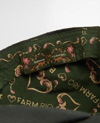 Interior em tecido verde com padrões florais em rosa e amarelo, com uma etiqueta marcada "Barbour FARM RIO" em cores contrastantes.