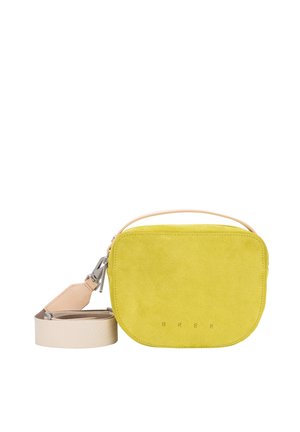 Gele suède crossbodytas met een afgeronde vorm, beige lederen accenten en een afneembare riem. Voorzien van een geperste merknaam aan de voorkant.
