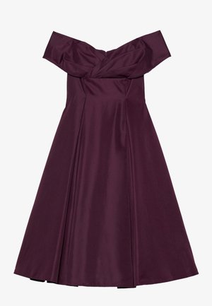 Φόρεμα σε στυλ off-the-shoulder, σκούρου μπορντό χρώματος, με λείο ύφασμα, εφαρμοστό κορσάζ και φαρδύ φούστα με πτυχώσεις, κλείσιμο με φερμουάρ στο πίσω μέρος.