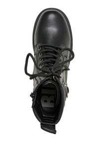 Stivale alla caviglia in pelle nera con punta tonda, lacci frontali e fusto texturizzato. Presenta una cerniera laterale e un logo a contrasto all'interno.
