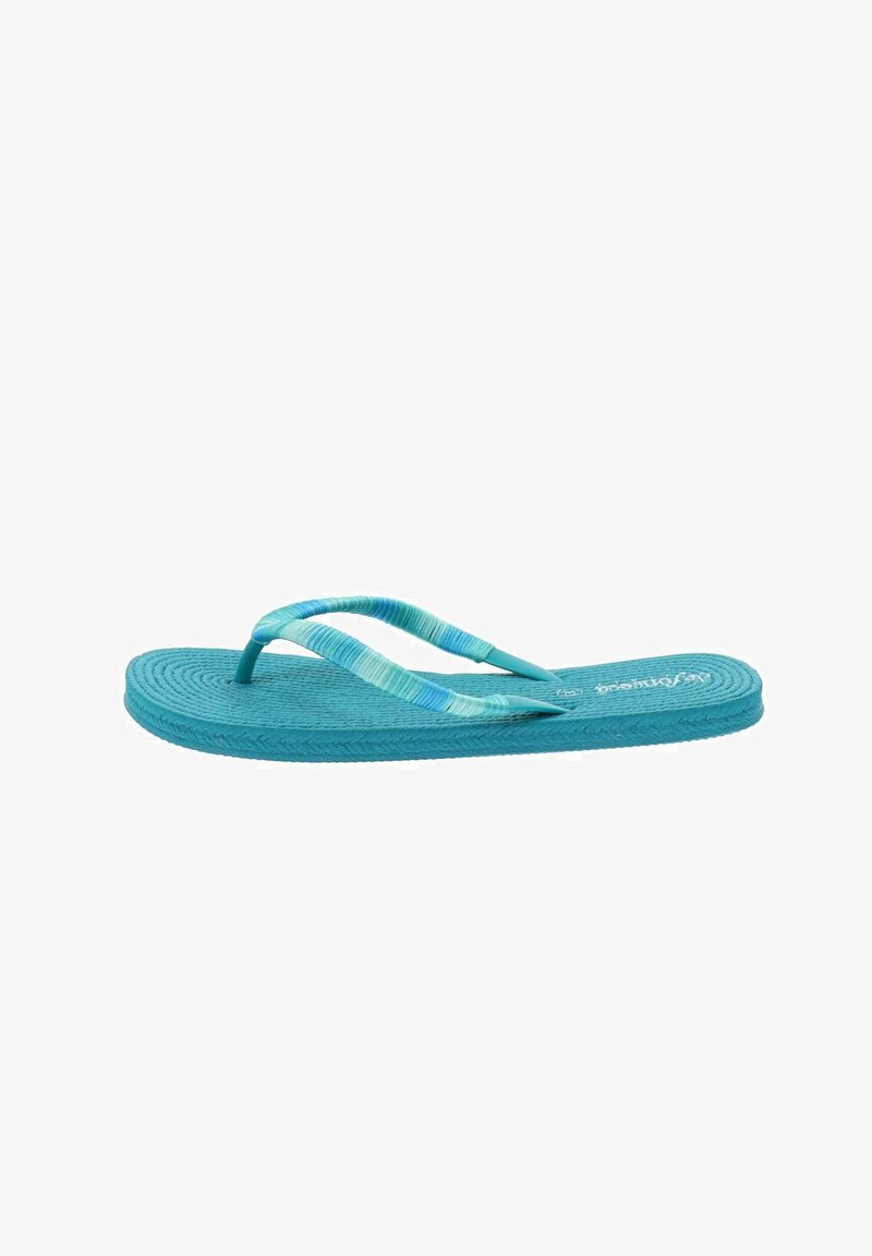Chanclas en color azul petróleo con suela de goma texturizada, correas de dos tonos en azul claro y verde, con un logo en la plantilla.