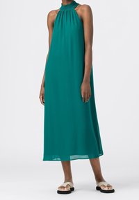 Türaqua, ärmelloses Maxikleid mit gerafftem Halterneck, aus leichtem Stoff gefertigt, mit einer fließenden Silhouette, die sanft fällt.