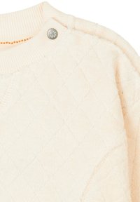 Helle Creme Pullover mit einem gesteppten Rautenmuster, ausgestattet mit einem gerippten Rundhalsausschnitt und einem dekorativen grauen Knopf an der Schulter. Weiche Textur.