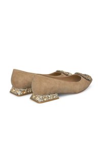 Scarpe in suede tan con tacco basso e tondeggiante, decorate con tacchi a blocco impreziositi da gioielli. Texture morbida, design semplice e accenti eleganti.