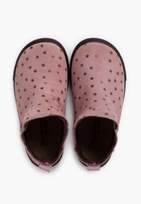 Botines de ante rosa con patrones de estrellas en tonalidades más oscuras. Punta redondeada, paneles laterales elásticos y lengüetas para poder ponérselos con facilidad. Suelas de goma marrón.