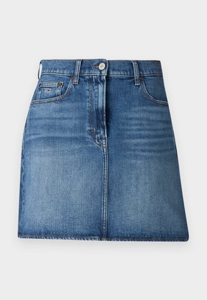 Jupe en denim de teinte bleu moyen, avec une taille haute, une fermeture à boutons sur le devant, deux poches latérales et une silhouette droite.