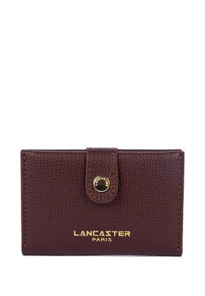 Portefeuille en cuir texturé marron avec fermeture par bouton-pression et logo doré "Lancaster Paris" sur le devant.