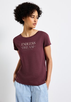 Bordeauxrotes T-Shirt mit lockerer Passform, rundem Halsausschnitt und kurzen Ärmeln; verfügt über bedruckten Text "ENDLESS DREAM" in kontrastierender heller Farbe.