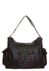 Bolso de mano de cuero negro con logo en relieve, cierre de cremallera y un bolsillo frontal con estampado floral. Cuenta con asas resistentes y bolsillos laterales.