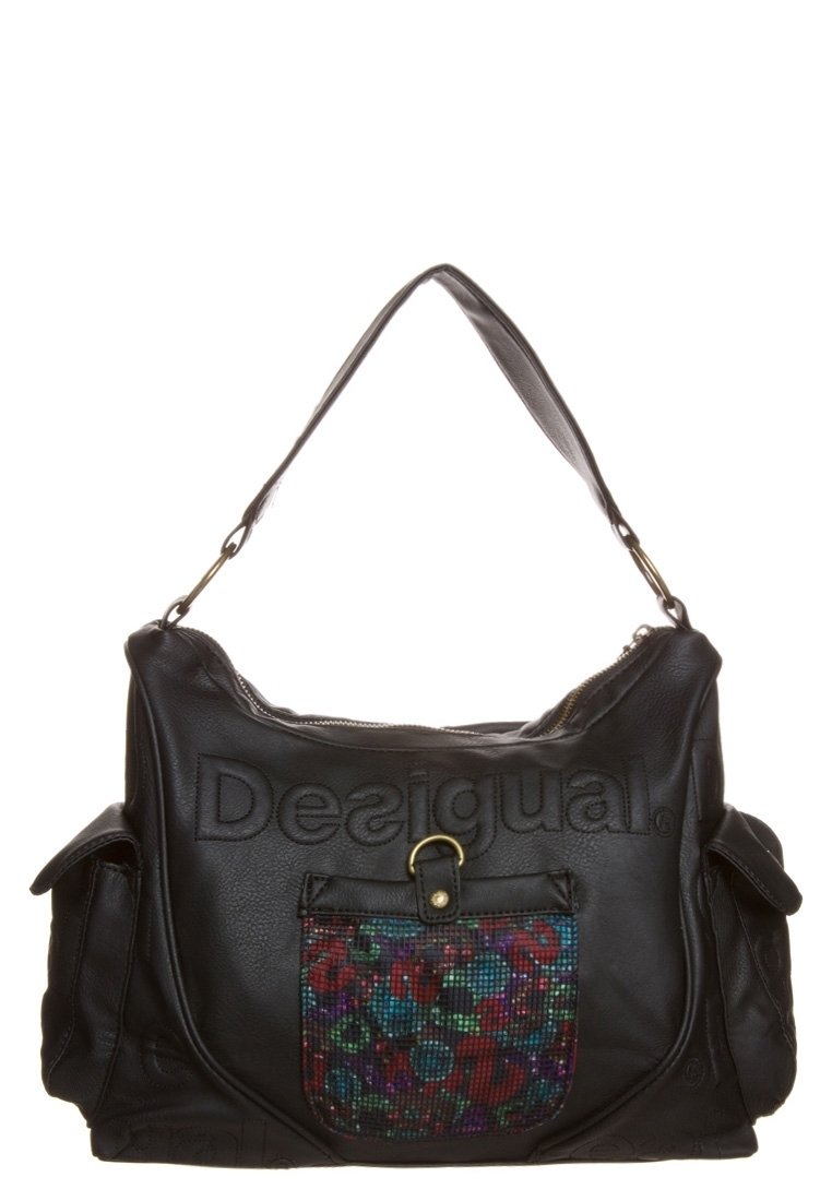 Bolso de mano de cuero negro con logo en relieve, cierre de cremallera y un bolsillo frontal con estampado floral. Cuenta con asas resistentes y bolsillos laterales.