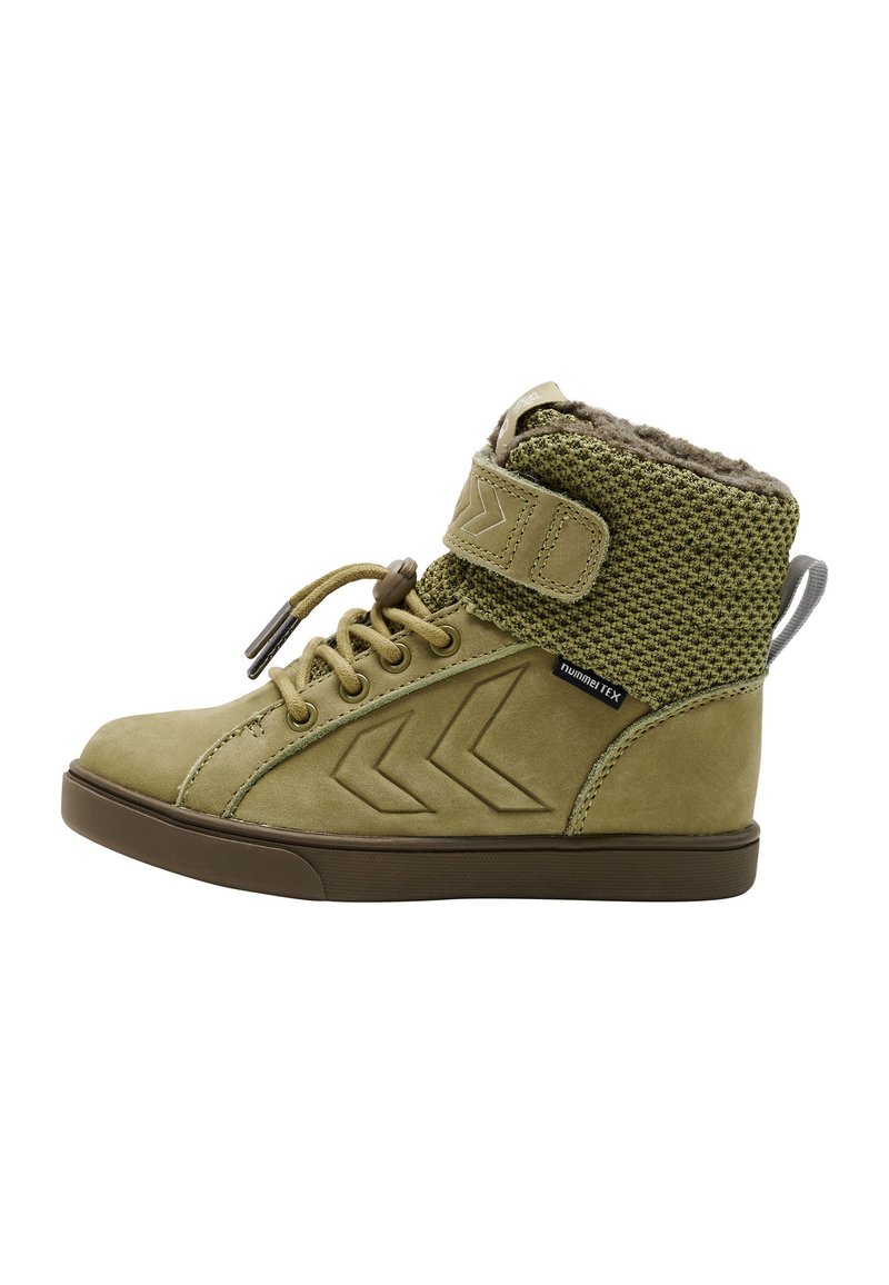 Zapatillas de cuero y tela texturizada en verde oliva, con diseño de caña alta, cierre de velcro y cordones, y suelas de goma.