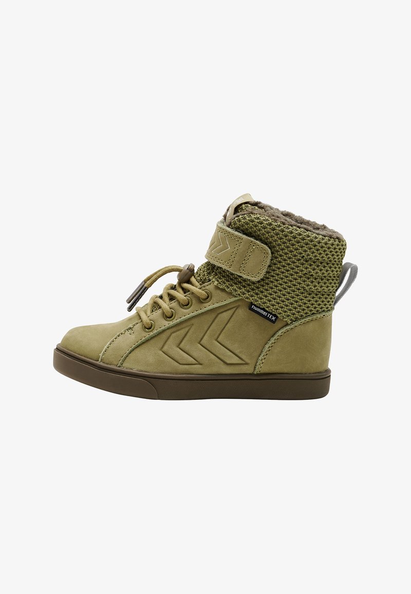 Botas altas verdes de ante y tejido texturizado, con cordones delanteros, correa de Velcro y suela de goma en contraste.