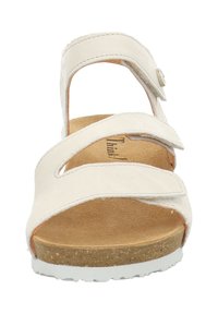 Witte leren sandaal met drie verstelbare banden, een voetbed van kurk en een getextureerde zool. Voorzien van een druksluiting en een minimalistisch ontwerp.
