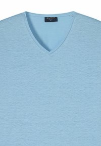 T-shirt v-neck azzurro chiaro realizzato in un tessuto morbido e testurizzato. Caratterizzato da un design pulito senza motivi o accenti visibili.