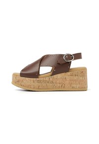 Bruine leren wedge sandalen met een kurken platform, met een open teen ontwerp, zij uitsparingen en metalen studs voor extra detail.