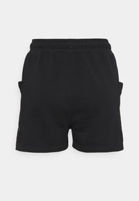 Svarta träningsshorts med elastisk midja, sidfickor och en avslappnad passform, visade från baksidan mot en vit bakgrund.