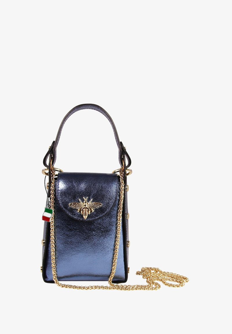 Marineblauwe metallic leren handtas met een gestructureerde vorm, gouden bij-embleem, studaccenten en een afneembare gouden kettinghengsel.
