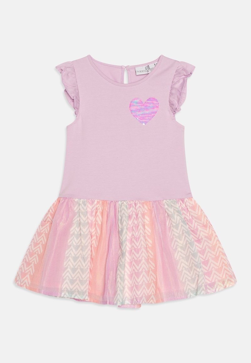 Světle fialové šaty s volánkovými rukávy, detail ve tvaru srdce z flitrů a vícebarevná tylová sukně s cikcak vzory.