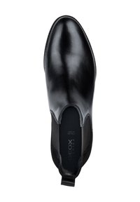 Chaussure en cuir noir avec une finition lisse, des panneaux latéraux élastiques et une boucle au talon pour un enfilage facile. L'intérieur présente des détails de marque.