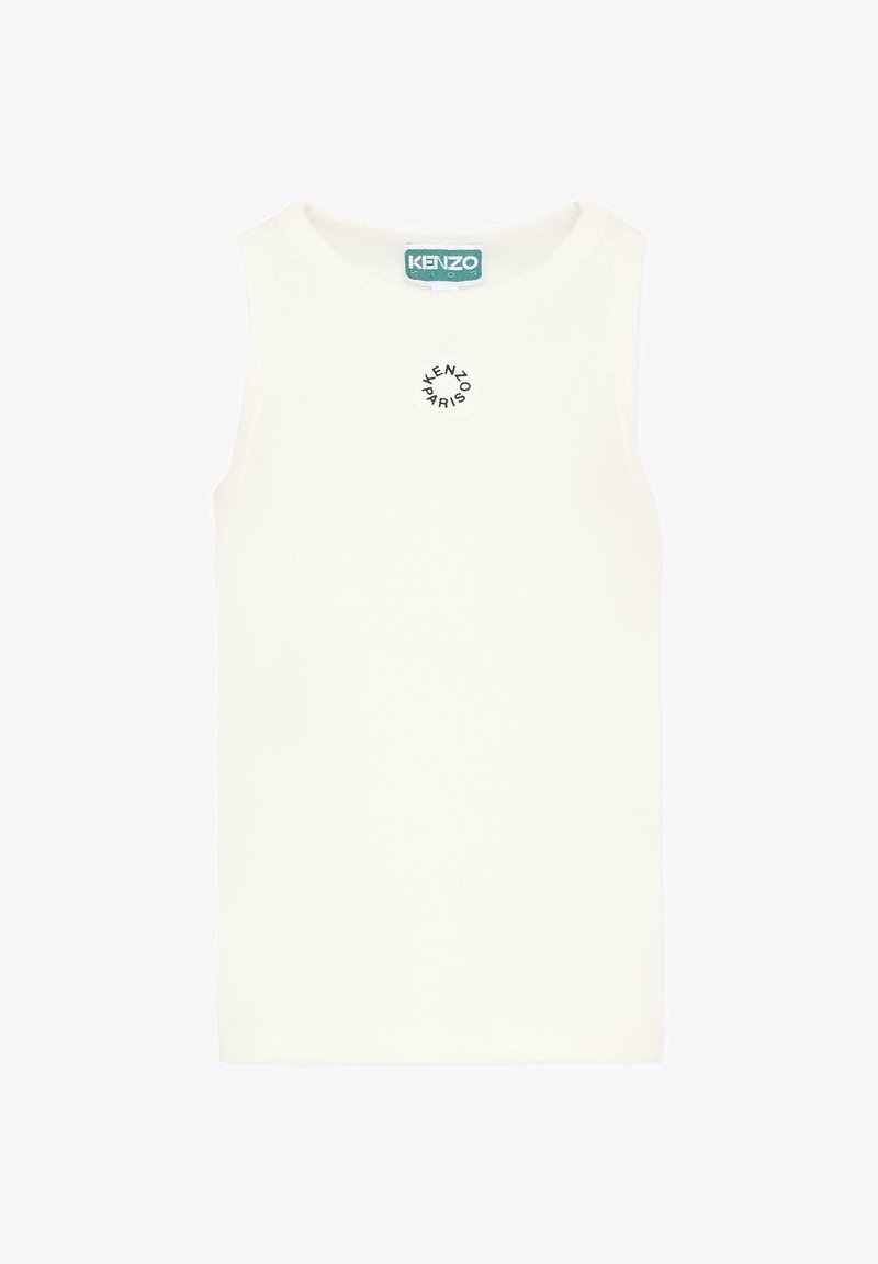 Biała dziecięca koszulka bez rękawów z okrągłym logo "Kenzo Paris" na piersi i zieloną metką Kenzo Kids wewnątrz kołnierzyka.