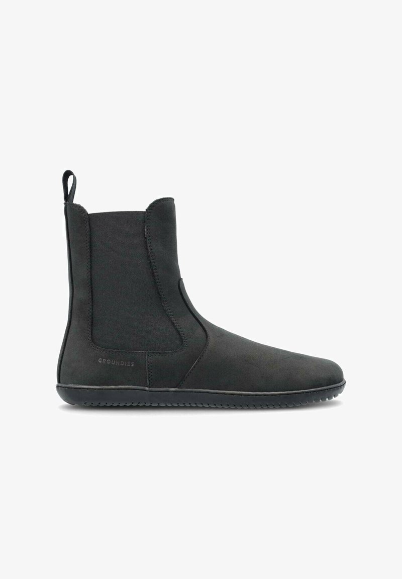 Schwarzer Slip-On-Knöchelstiefel mit elastischen Seitenteilen, Zuglasche an der Ferse und minimalem Sohlenprofil, für den Freizeitgebrauch entworfen.