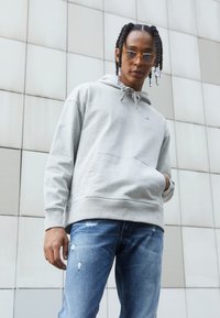 Tommy Jeans BASKETBALL HOODIE - Bluză de molton - silver grey