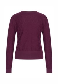 Lila stickad tröja med diamantmönster, långa ärmar och ribbad nederkant. Bakifrån visas en slät struktur och en åtsittande form.