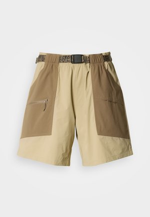 Κάμελ και μπεζ cargo σορτς με δύο μεγάλες πλαϊνές τσέπες, μια τσέπη με φερμουάρ και μια ζώνη με σχέδιο. Φτιαγμένα από ελαφρύ ύφασμα.