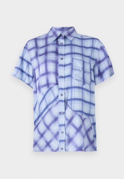 Camicia a maniche corte di colore azzurro chiaro con un motivo a quadretti viola scuro, apertura frontale con bottoni, taschino sul petto e design dalla vestibilità rilassata.