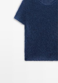 Donkerblauwe trui met korte mouwen gemaakt van zacht, pluizig materiaal met een losse pasvorm en geribbelde halslijn; gestructureerd oppervlak en rafelige zoom.