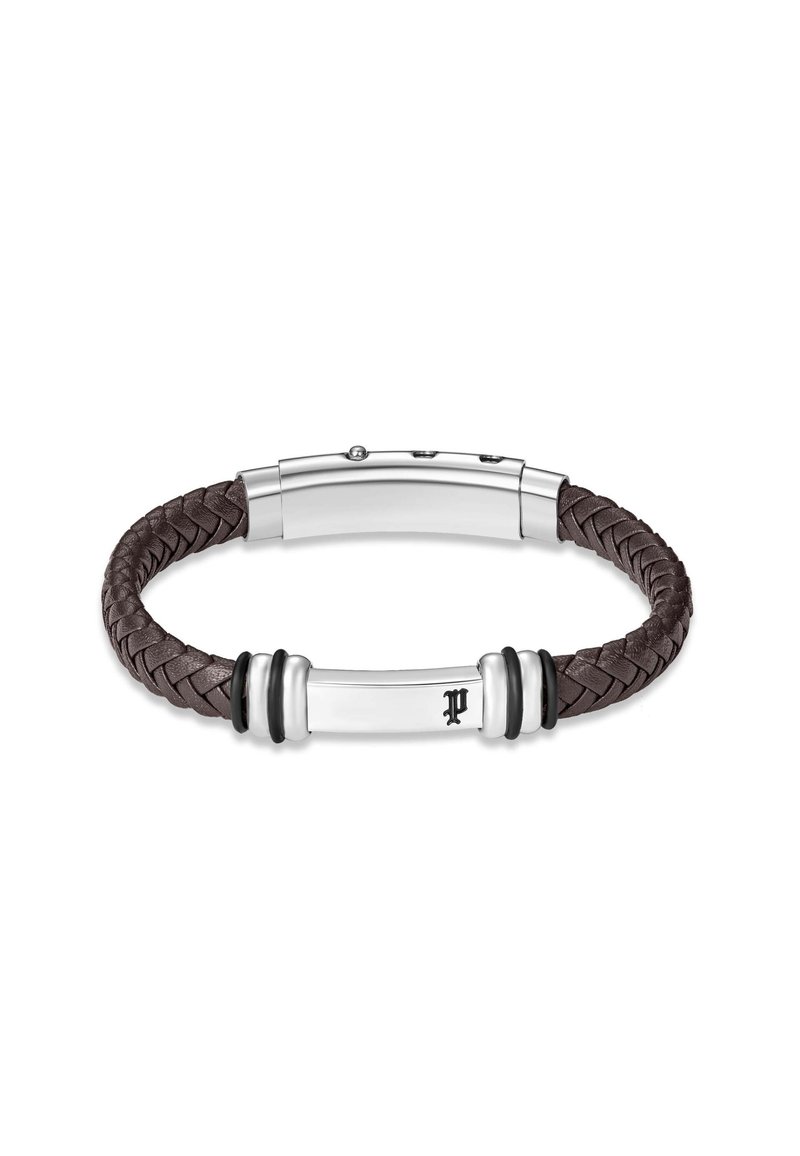 Bracciale in pelle intrecciata marrone con un fermaglio metallico argentato, caratterizzato da accenti neri e un logo inciso sulla sezione centrale metallica.