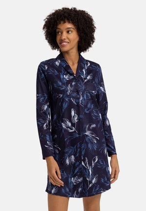 Marineblauwe jurk met lange mouwen, voorzien van een witte bloemenprint, kraag en knoopsluiting aan de voorkant. Zachte stof met een lichte textuur.