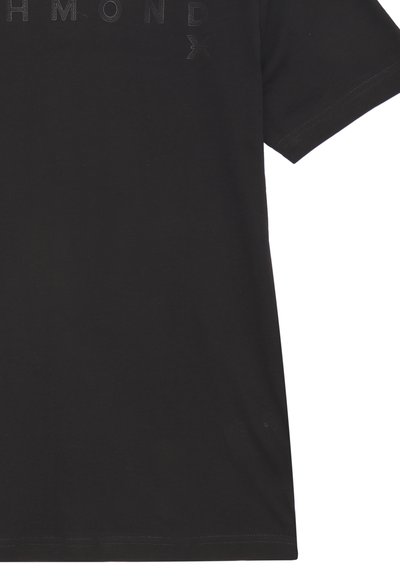 T-shirt nera in cotone, con collo girocollo e maniche corte. Sulla parte anteriore presenta lettering in rilievo per "RICHMOND" in colore scuro.