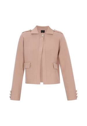 Jasnoróżowa dzianinowa kurtka z kołnierzem, przednimi kieszeniami oraz ozdobnymi guzikami na ramieniu i mankietach rękawów. Strukturalna sylwetka.