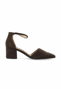 Scarpa con tacco in suede marrone, con punta affusolata, cinturino alla caviglia e tacco quadrato. Presenta un design basso su entrambi i lati per un aspetto aperto.