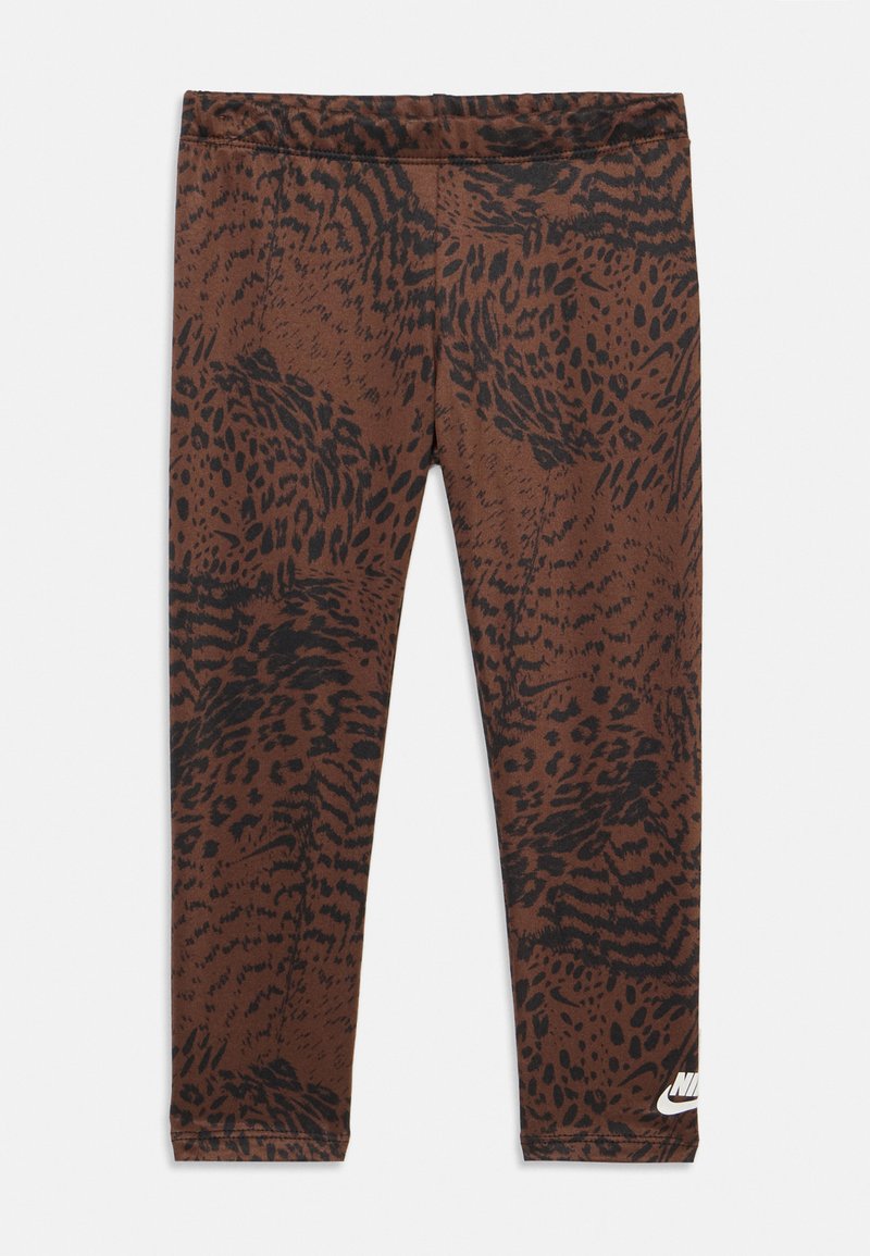Braune Leggings mit einem schwarzen Tiermuster. Sie haben einen Bund und ein kleines weißes Nike-Logo am unteren linken Bein.
