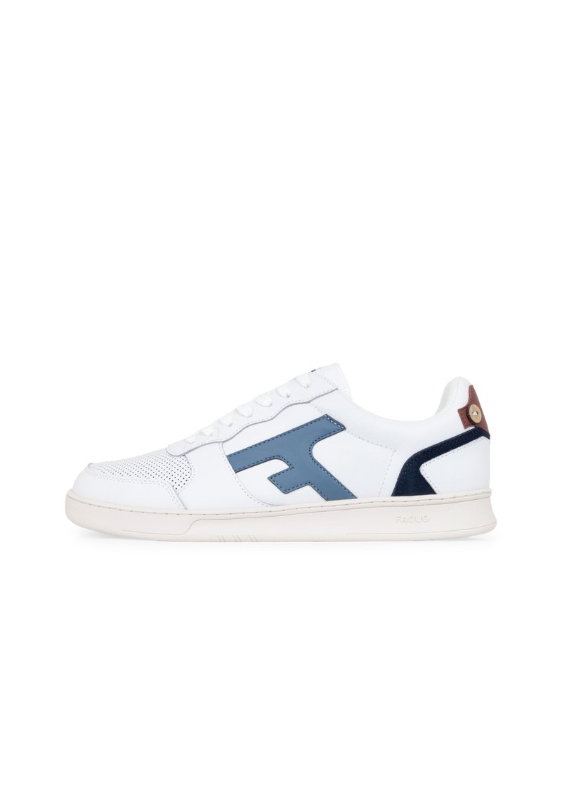 Sneaker bianca con accenti blu e navy, caratterizzata da una finitura texturizzata, una punta forata, lacci piatti e una suola di un crema chiaro.
