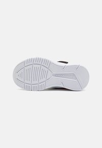 Semelle en caoutchouc blanc avec des motifs de grip texturés, comportant le logo "SKECHERS". Conçue pour l'adhérence et la durabilité.