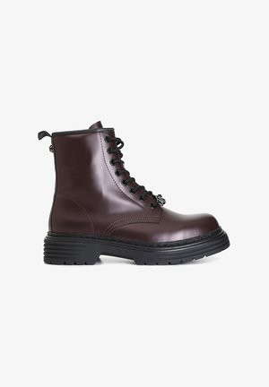 Mørkebrune læder ankelstøvler med en blank finish, snørelukning foran, slidstærk sort gummisål og løftestrop bagpå.