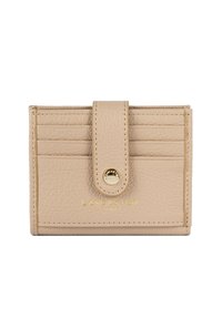 Portafoglio in pelle beige con chiusura a scatto, dotato di più slot per carte e nome del brand in oro impresso sul davanti. Texture liscia.