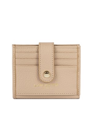 Porte-cartes en cuir beige avec un fermoir à pression, comportant plusieurs fentes pour cartes et un nom de marque en dorure sur le devant. Texture lisse.