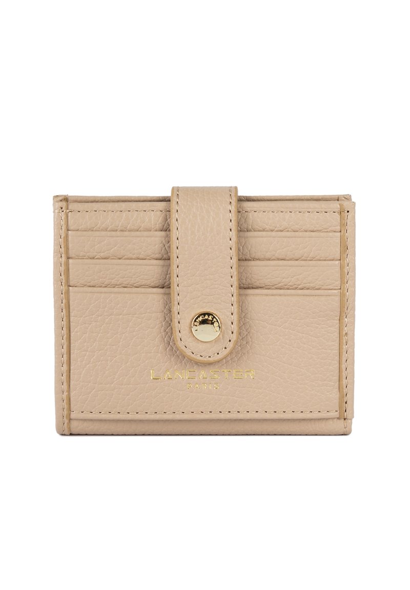 Portafoglio in pelle beige con chiusura a scatto, dotato di più slot per carte e nome del brand in oro impresso sul davanti. Texture liscia.
