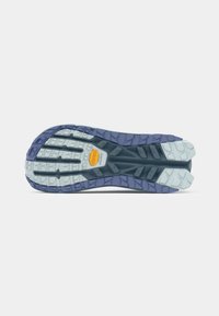 Sola de um sapato de caminhada com um design em borracha texturizada azul e cinza, apresentando um logótipo proeminente, nervuras e sulcos profundos para tração.